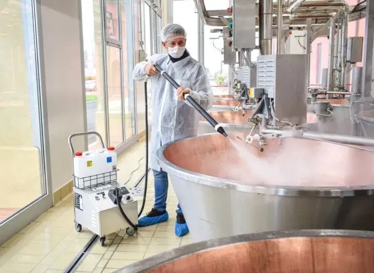 Tökéletes takarítás vegyi anyagok nélkül: berendezések, szobák és kórházi ágyak gőztisztítása egyre népszerűbb a cégeknél