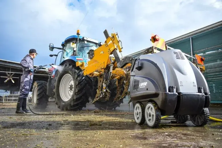 A magasnyomású mosó pillanatok alatt eltávolítja még a legmakacsabb szennyeződéseket is